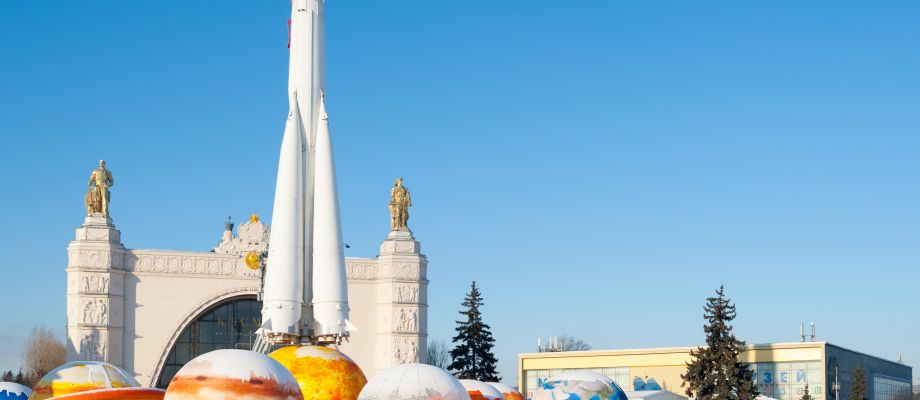 Moscou - Pavillon du Cosmos à VDNKh - Exterieur avec fusée