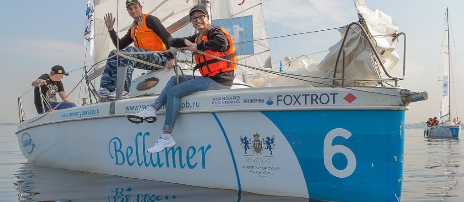 Activité Yatching sur le Golfe de Finlande à Saint Pétersbourg