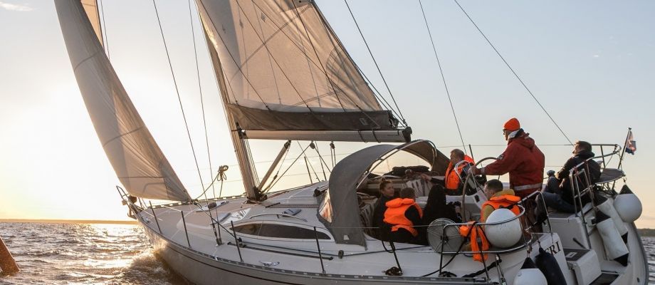 Activité Yatching sur le Golfe de Finlande à Saint Pétersbourg