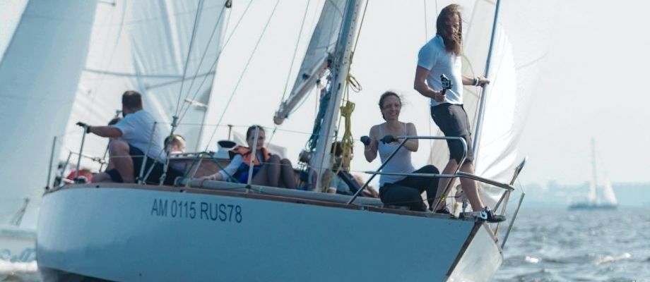 Activité Yatching sur le Golfe de Finlande à Saint Pétersbourg